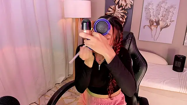 Snapshot of charlotte_bluee chatting on June 19, 9:29 pm charlotte bluee online show from June 19, 9:29 pm