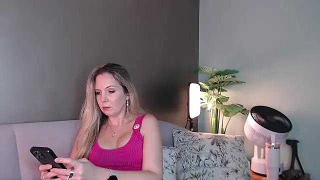 Snapshot of luscious-Lilly chatting on September 18, 10:50 am luscious-Lilly online show from September 18, 10:50 am