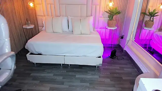 MelanieHillss online show from September 12, 5:07 am