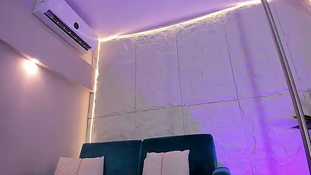 MelanieHillss online show from February 2, 8:18 pm