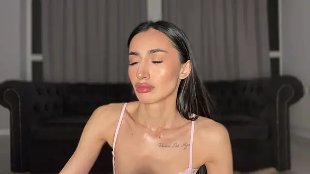 Snapshot of alissadreams chatting on November 28, 6:43 pm alissadreams online show from November 28, 6:43 pm