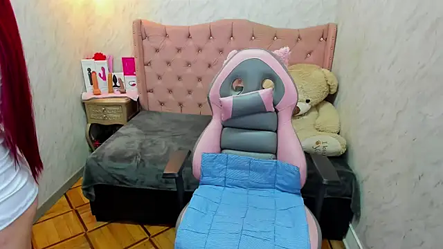 Lianngrace online show from October 31, 1:45 pm