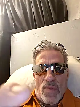 Snapshot of Billgreen69 chatting on April 19, 12:54 am Billgreen69 online show from April 19, 12:54 am