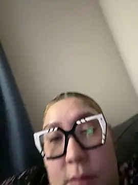 Snapshot of BlueNightsUncle chatting on October 22, 4:35 am BlueNightsUncle online show from October 22, 4:35 am