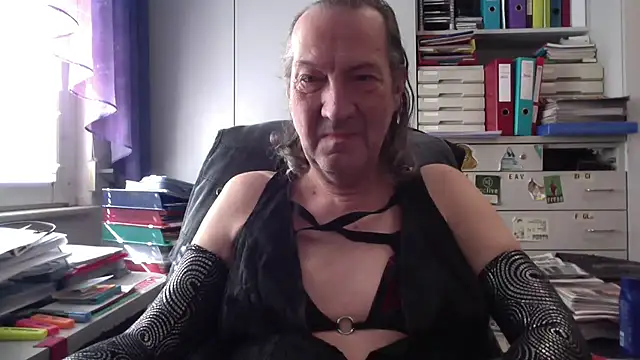 HMStraps01 online show from March 7, 10:24 am