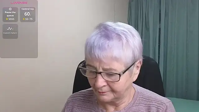 Snapshot of Sandra_Snowflake chatting on November 17, 3:45 am Sandra Snowflake online show from November 17, 3:45 am