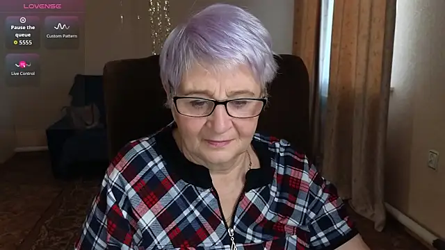 Snapshot of Sandra_Snowflake chatting on January 6, 5:44 am Sandra Snowflake online show from January 6, 5:44 am