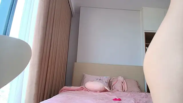 minamoons online show from April 11, 7:45 am