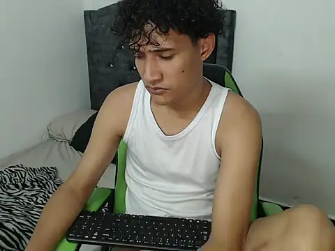 Snapshot of Boy_coll chatting on March 8, 5:33 am Boy coll online show from March 8, 5:33 am