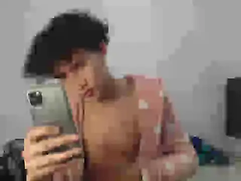 Snapshot of Boy_coll chatting on April 11, 9:13 am Boy coll online show from April 11, 9:13 am