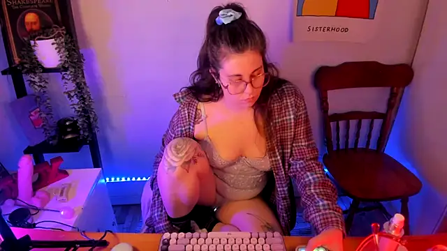 Rosiee69  online show from March 24, 7:30 pm