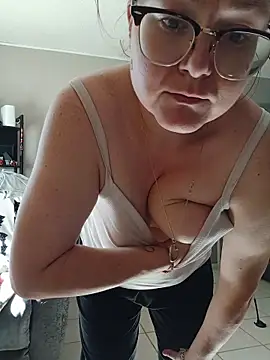 HTXBELLE online show from November 5, 7:25 pm