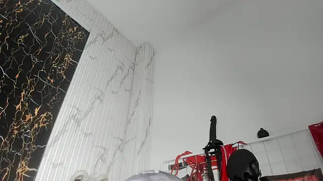 Snapshot of Guxplo_ chatting on February 25, 2:48 pm Guxplo online show from February 25, 2:48 pm