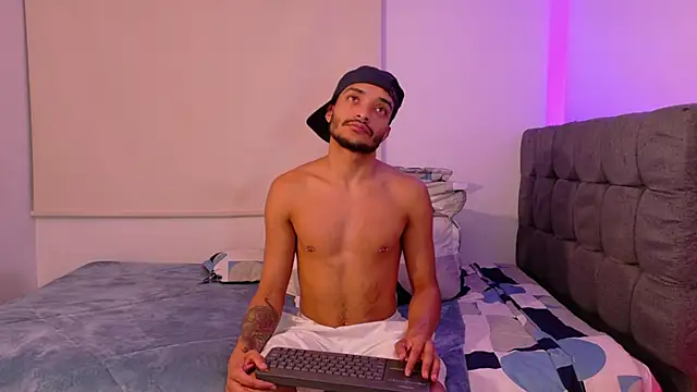 Snapshot of eross_chipre_ chatting on February 3, 6:40 am eross chipre online show from February 3, 6:40 am