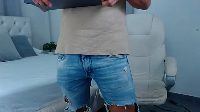 Snapshot of sebastian_colle chatting on February 21, 12:06 pm sebastian colle online show from February 21, 12:06 pm