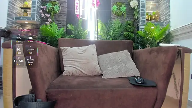 Snapshot of Theravenlux chatting on October 19, 8:20 pm Theravenlux online show from October 19, 8:20 pm