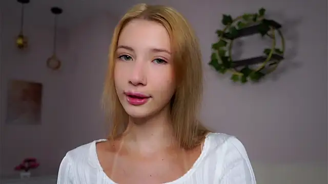 SunnivaCovil online show from October 18, 1:34 pm