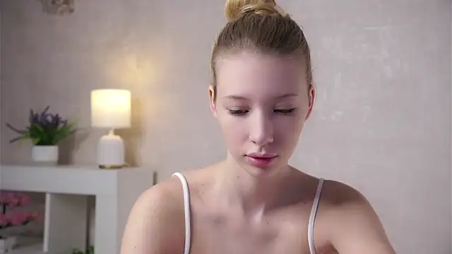 SunnivaCovil online show from May 28, 2:36 pm