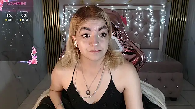 Snapshot of lili_conor_s chatting on October 1, 3:45 am lili conor s online show from October 1, 3:45 am