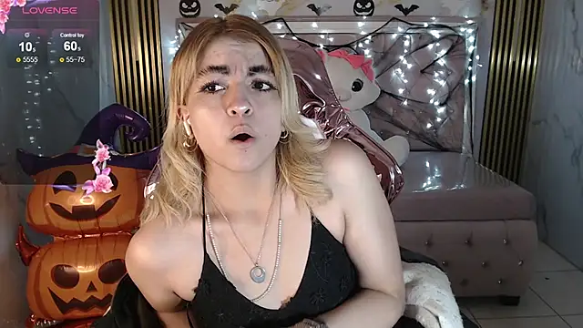 Snapshot of lili_conor_s chatting on October 7, 4:20 am lili conor s online show from October 7, 4:20 am