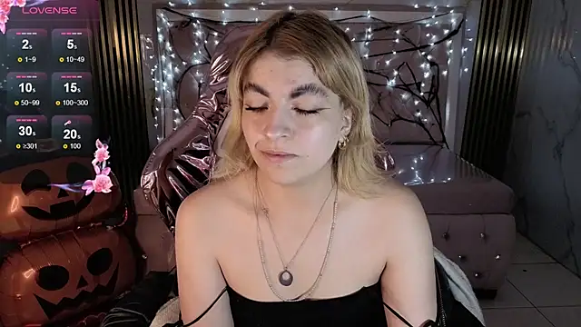 Snapshot of lili_conor_s chatting on October 22, 3:29 am lili conor s online show from October 22, 3:29 am