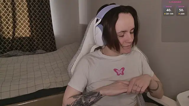 Luna Loveee online show from April 15, 4:30 am