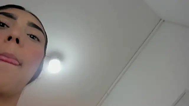 Snapshot of chloee_ross chatting on March 18, 2:25 am chloee ross online show from March 18, 2:25 am