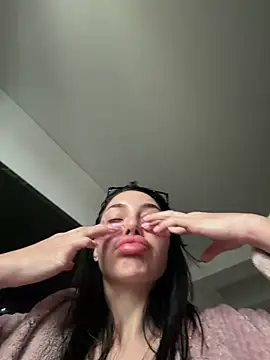 Mia Splash online show from February 7, 1:15 pm