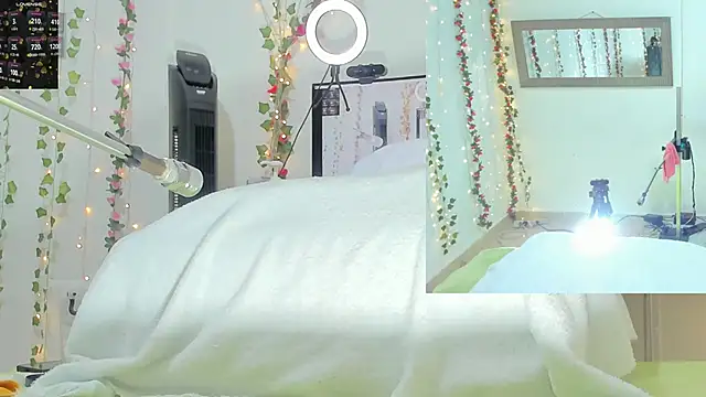 Snapshot of Genesis_Love__ chatting on October 18, 9:32 am Genesis Love online show from October 18, 9:32 am