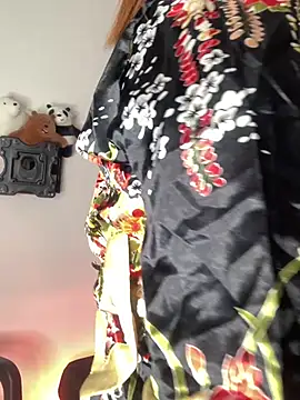 Leah yuah  online show from March 4, 4:17 am