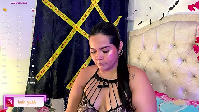 Leah yuah  online show from October 17, 4:37 am