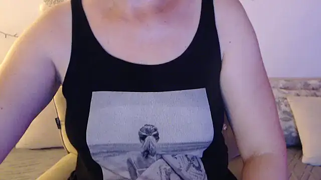 Snapshot of YourfantasyGiuly chatting on July 1, 7:35 pm YourfantasyGiuly online show from July 1, 7:35 pm