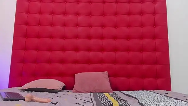 Maite Smith  online show from March 4, 3:04 pm