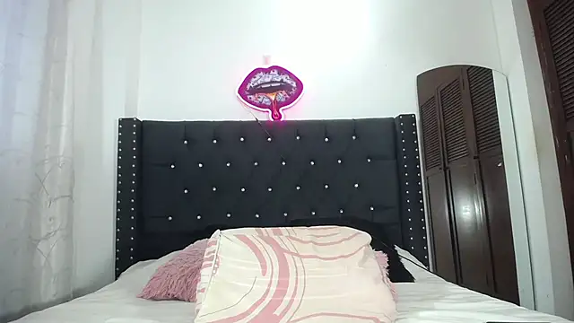 Snapshot of AprilHotty chatting on October 28, 8:22 pm AprilHotty online show from October 28, 8:22 pm