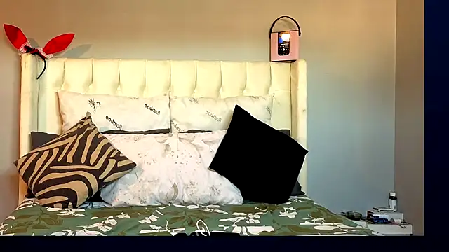 Snapshot of ebonylover1 chatting on February 18, 8:32 am ebonylover1 online show from February 18, 8:32 am