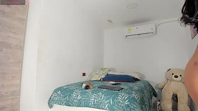 flor herrera01 online show from February 23, 4:32 am