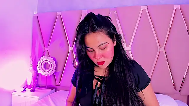 Snapshot of Emily_Black1 chatting on February 6, 12:04 am Emily Black1 online show from February 6, 12:04 am