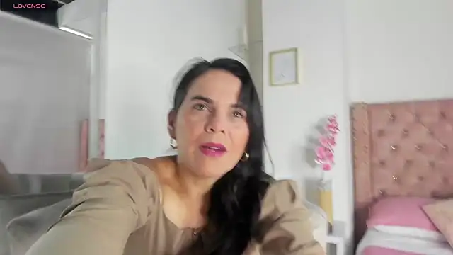 Snapshot of laura_hotties chatting on July 15, 7:30 pm laura hotties online show from July 15, 7:30 pm