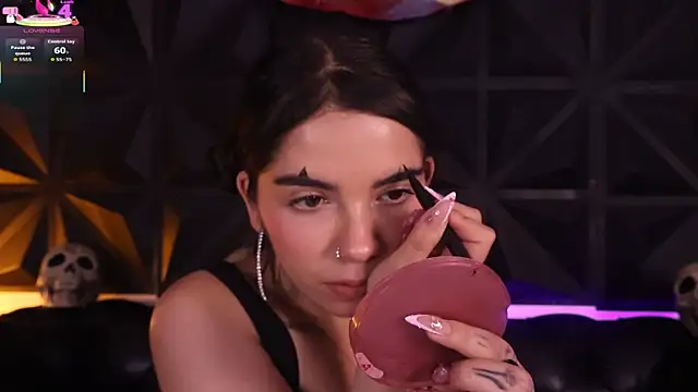 DaphneGlas online show from October 31, 1:01 pm