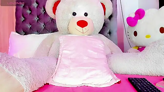 Snapshot of Julie_Lovelyx1 chatting on March 20, 7:03 am Julie Lovelyx1 online show from March 20, 7:03 am