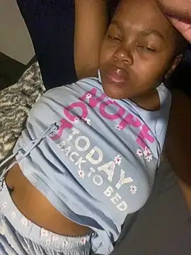 Snapshot of _DollFace_ chatting on February 10, 9:52 pm DollFace online show from February 10, 9:52 pm