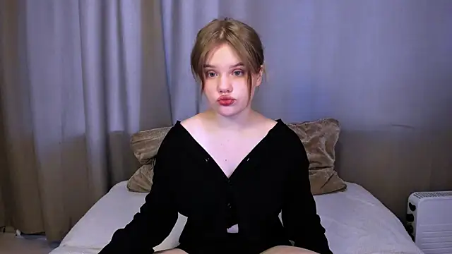 LaseyMoon online show from March 1, 1:11 am