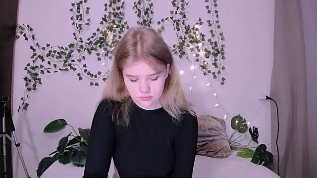 LaseyMoon online show from March 19, 1:21 am