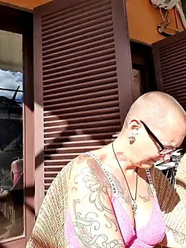 Snapshot of Emma_Milf25 chatting on March 6, 10:09 am Emma Milf25 online show from March 6, 10:09 am