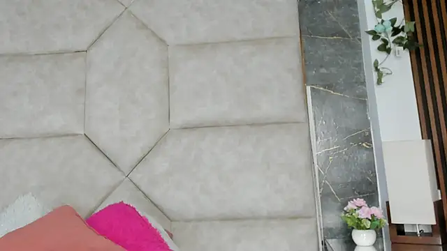 Snapshot of Vaiolett_Smith chatting on December 1, 12:21 pm Vaiolett Smith online show from December 1, 12:21 pm