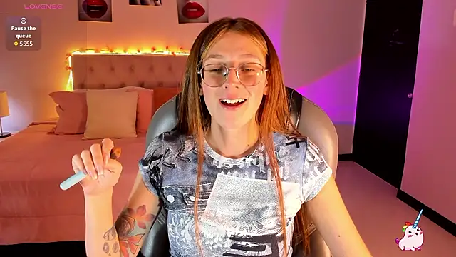 Emily Warren  online show from March 13, 8:26 pm