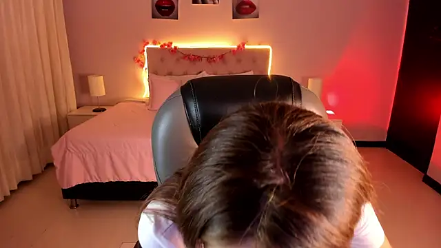 Emily Warren  online show from April 10, 9:19 pm