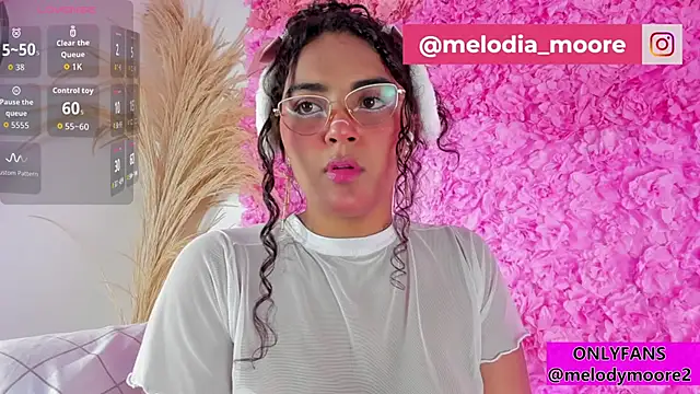 Snapshot of Melodymoore_ chatting on October 23, 2:00 am Melodymoore online show from October 23, 2:00 am