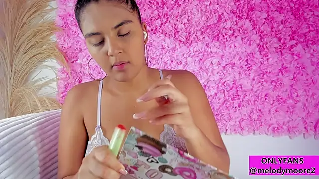 Snapshot of Melodymoore_ chatting on November 24, 2:33 am Melodymoore online show from November 24, 2:33 am