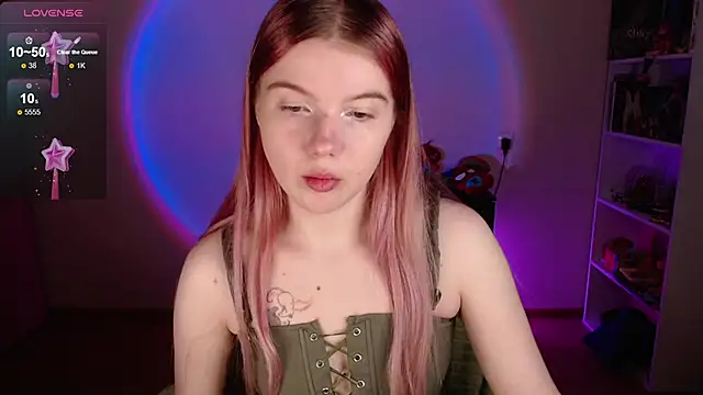 Snapshot of Strawberry_juli chatting on December 17, 6:41 am Strawberry juli online show from December 17, 6:41 am